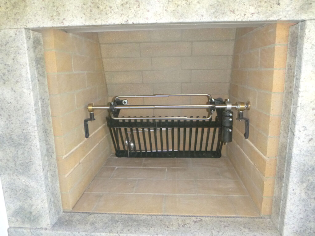 Otočný gril do otvoreného ohniska záhradného krbu