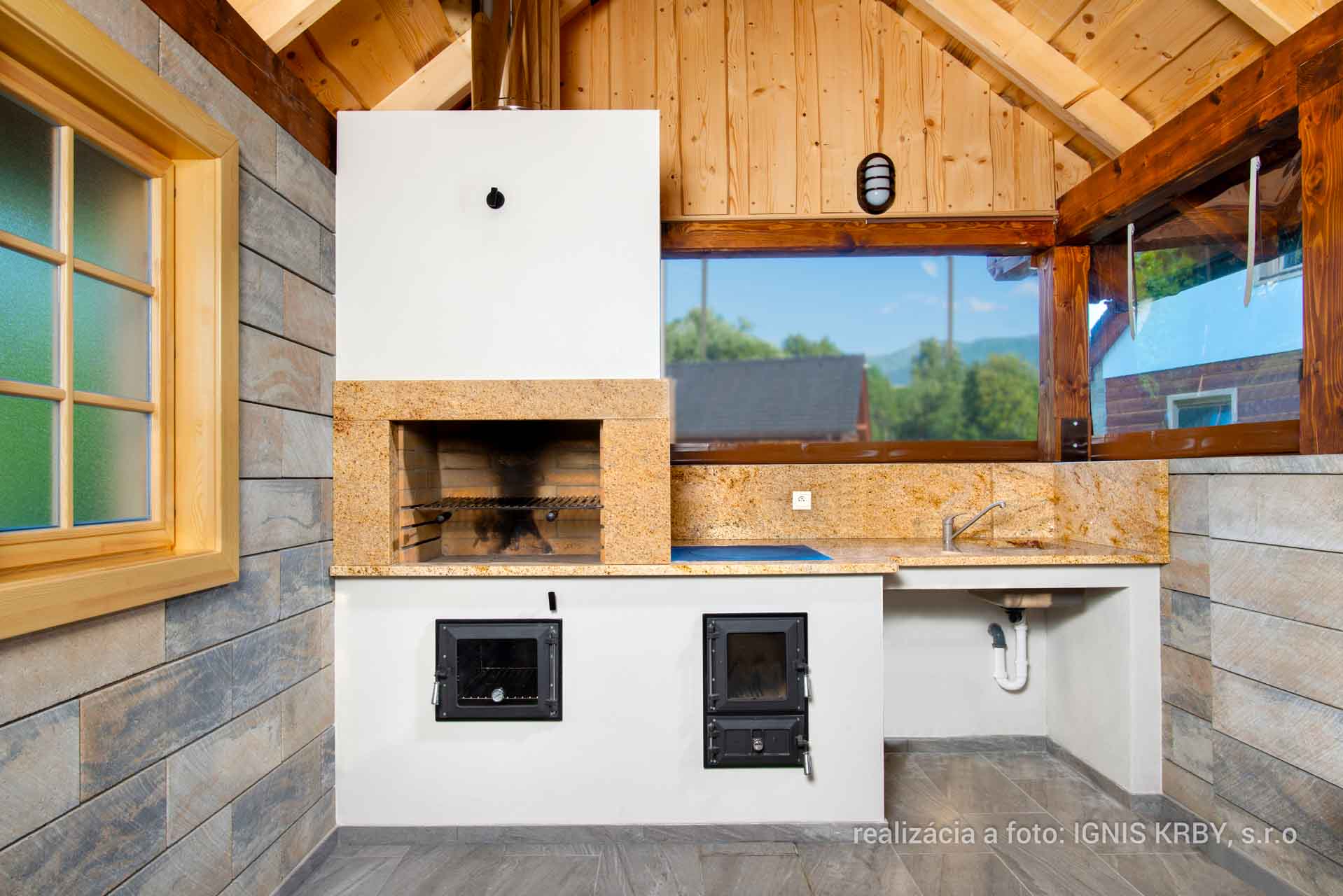 Záhradný krb s grilom, rúrou na pečenie a sporákom